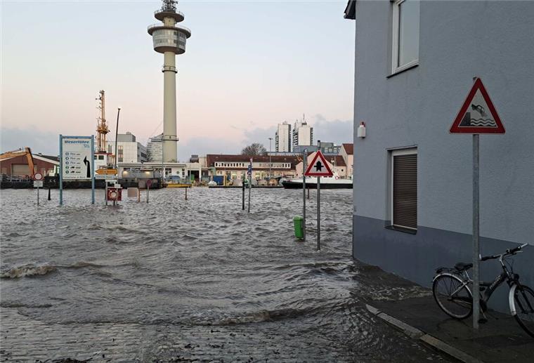 Schwere Sturmflut trifft auf Bremerhaven - So sieht es in Stadt und Land aus Das Hochwasser ist in Bremerhaven und vielerorts über die Ufer getreten.