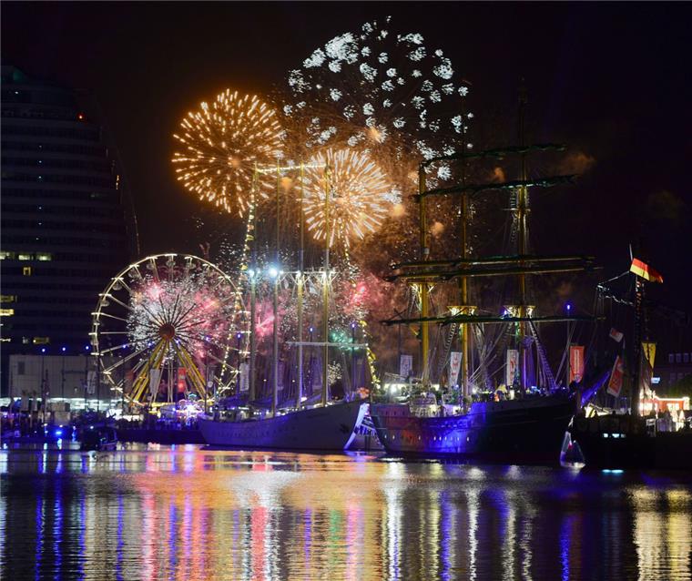Das gibt es auf dem Seestadtfest in Bremerhaven zu erleben Das Höhenfeuerwerk ist eines der vielen Highlights auf dem Seestadtfest Bremerhaven.