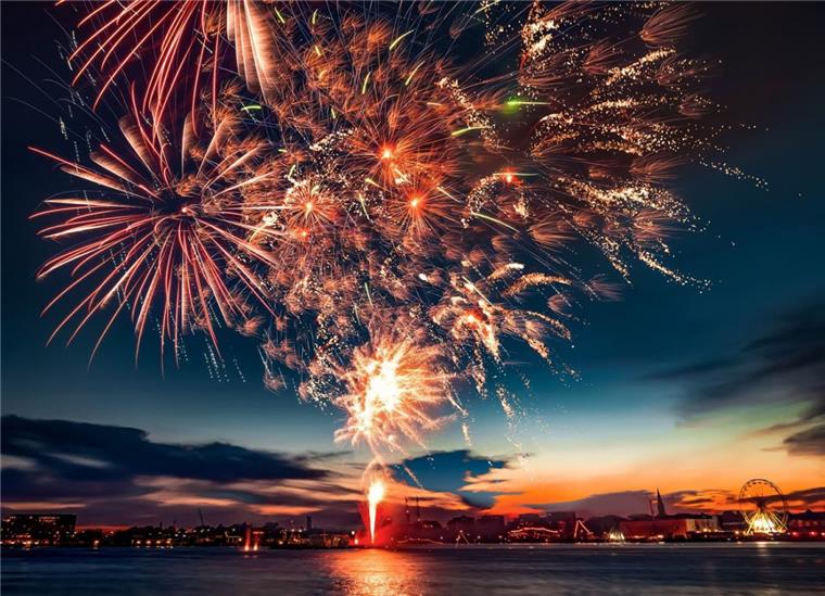 Wochenende an der Jade lockt nach Wilhelmshaven Das Höhenfeuerwerk über dem Hafen von Wilhelmshaven soll wieder Tausende Besucher an die Jade locken.