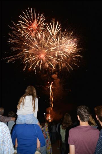 Das Höhenfeuerwerk über dem See in Bad Bederkesa begeisterte die Besucher mit spektakulären Effekten.  Foto: Scheiter 