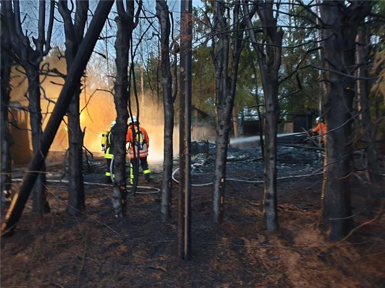 Wohnhaus aus Holz brennt in Klein Meckelsen vollständig nieder Das Holzhaus brannte bis auf die Grundmauern nieder.