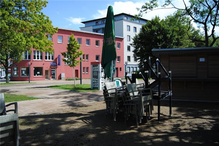 Das Hotel am Elbinger Platz in Geestemünde und der dazugehörige Biergarten stehen zum Verkauf.