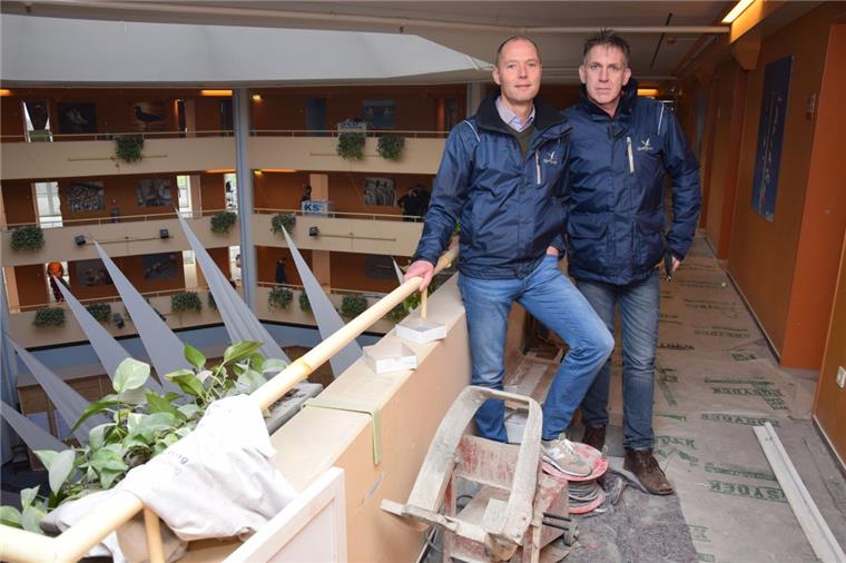 Center Parcs saniert für 2 Millionen Euro komplettes Hotel in Tossens Das Hotel im Center Parcs Tossens ist derzeit eine Baustelle. Mark Schuur (links) und Christoph Neehuis leiten die Sanierung.