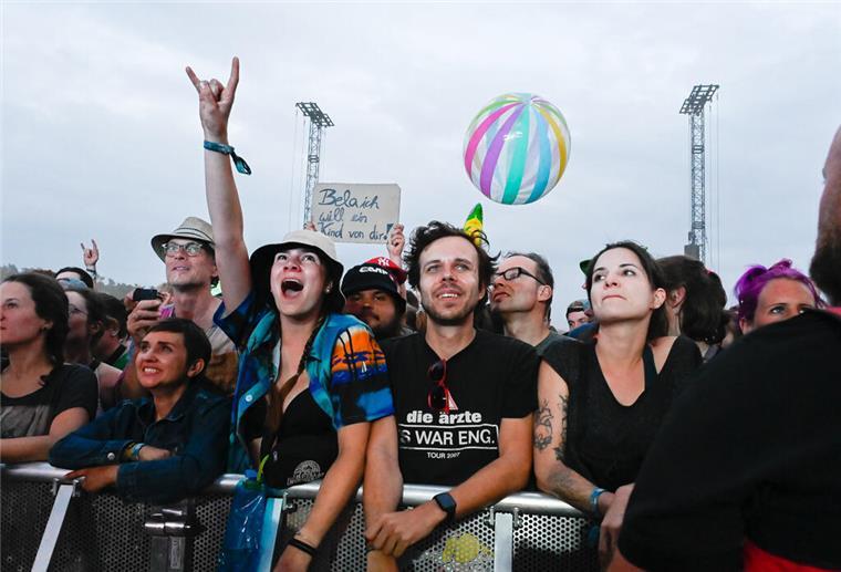 Festival-Saison: Auf diese Events freut ihr euch besonders! Fans auf dem Hurricane jubeln beim Auftritt der Band die Ärzte.