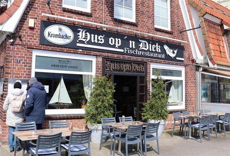 „Hus op‘n Diek“: Cuxhavener Fischrestaurant steckt in der Krise Das „Hus op‘n Diek“ wird seit 1989 von der Familie Vogel betrieben und gilt als eines der ältesten Fischrestaurants von Cuxhaven. Doch jetzt steckt das Traditionshaus am Deich in der Krise.
