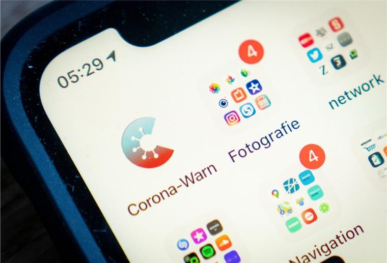 Warnapp: Was für Iphone-Nutzer wichtig ist Das Icon der offiziellen Corona-Warn-App ist am frühen Morgen auf einem Smartphone zu sehen.