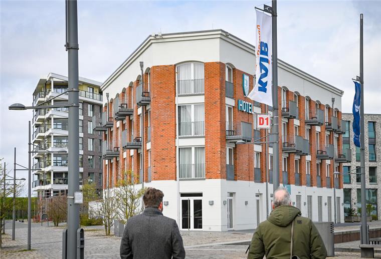 Noch ein Preis für Bremerhaven: ‚Im Jaich‘ gewinnt auch Deutschen Tourismuspreis Das ‚Im Jaich‘-Hotel in Bremerhaven pflanzte früher für jeden Gast, der sein Zimmer nicht putzen lässt, einen Baum. Nun wächst dafür eine Blütenwiese beständig.