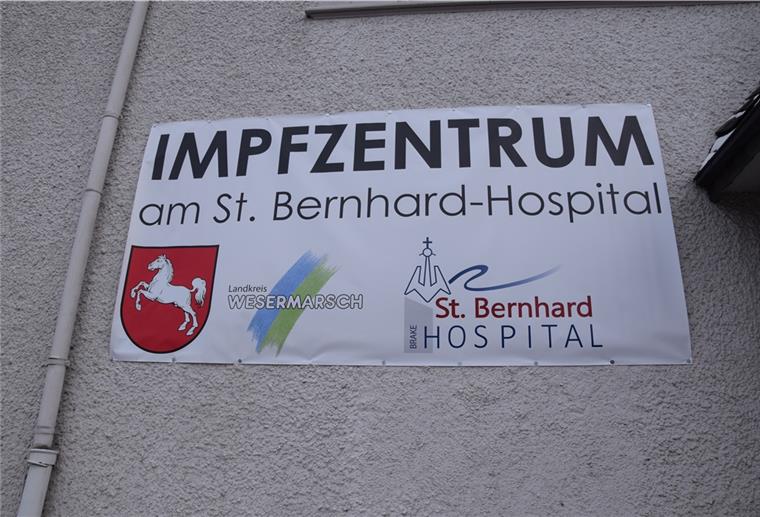 Entspannte Senioren im Corona-Impfzentrum in Brake Das Impfzentrum für den Landkreis Wesermarsch befindet sich im ehemaligen Braker Gymnasium an der Kirchenstraße.