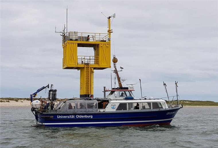 Ein Schiff.  Das Institut für Chemie und Biologie des Meeres (ICBM)nutzt die „Otzum“ – ein ehemaliges Boot der deutschen Marine – seit 2006 für interdisziplinäre Meeresforschung nahe der Küste, hier etwa vor der Dauermessstation des Instituts bei Spiekeroog. Nun soll sie einen Nachfolger erhalten. 