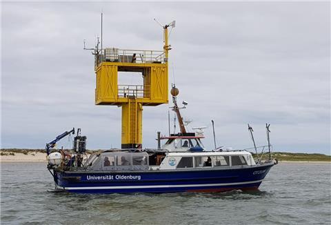 Ein Schiff.  Das Institut für Chemie und Biologie des Meeres (ICBM)nutzt die „Otzum“ – ein ehemaliges Boot der deutschen Marine – seit 2006 für interdisziplinäre Meeresforschung nahe der Küste, hier etwa vor der Dauermessstation des Instituts bei Spiekeroog. Nun soll sie einen Nachfolger erhalten. 