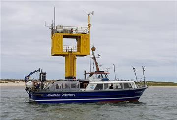 Ein Schiff.  Das Institut für Chemie und Biologie des Meeres (ICBM)nutzt die „Otzum“ – ein ehemaliges Boot der deutschen Marine – seit 2006 für interdisziplinäre Meeresforschung nahe der Küste, hier etwa vor der Dauermessstation des Instituts bei Spiekeroog. Nun soll sie einen Nachfolger erhalten. 
