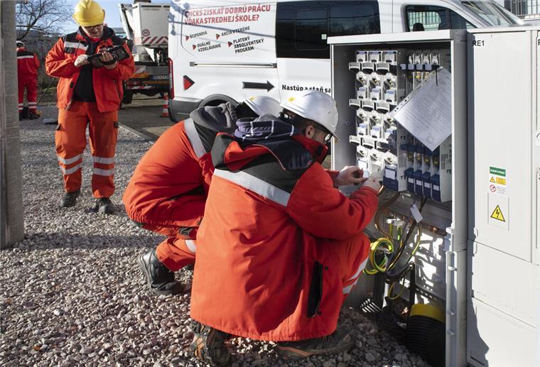 Bremerhaven: Infoabend über Techniker-Studium Elektroingenieure arbeiten an einem Verteilerkasten, während der Eröffnung der Ausbildungsstelle für junge Elektroingenieure an der SOAS für Informationstechnologie.