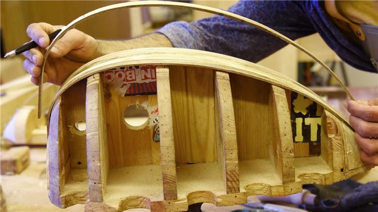 Tagelanges Bauen an einem Instrument Das Instrument wird von Hand gebaut und benötigt Ruhe und Geduld.