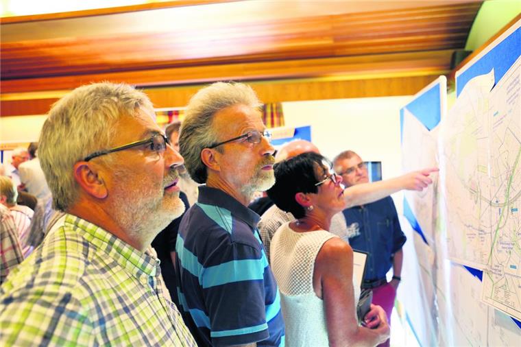 Trasse festgelegt: So verläuft die geplante A20 in Beverstedt Das Interesse an der A20 ist groß: Werner Junge (vorne links) aus Osterndorf studiert zusammen mit anderen Besuchern der Info-Veranstaltung in Wollingst ganz genau den Trassen-Verlauf.