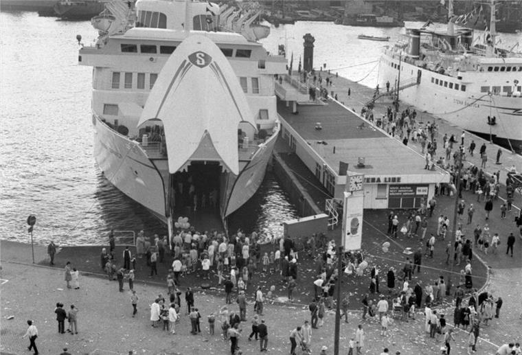 Pippi taufte Bremerhavener Fähre: Das bewegte Leben der Fähre „Stena Danica“ Menschenmenge vor der Fähre „Stena Danica“ während der feierlichen Taufe am Kai, Aufnahme von 1969 mit Blick auf das geschmückte Schiff und das Stena-Line-Terminal.