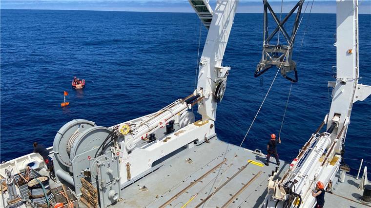 Das internationale Forschungsteam war Mitte Juni vom westfranzösischen Brest aus mit ihrem Schiff „L’Atalante“ zu ihrem Suchareal im Westeuropäischen Becken des Atlantiks aufgebrochen.