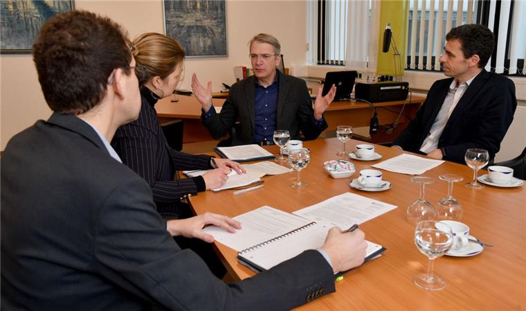 Das Interview mit Professor Tido Junghans (Zweiter von rechts) und Professor Peter Ritzenhoff (rechts) führten Chefredakteur Christoph Linne und Redakteurin Denise von der Ahé.