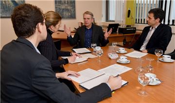 Das Interview mit Professor Tido Junghans (Zweiter von rechts) und Professor Peter Ritzenhoff (rechts) führten Chefredakteur Christoph Linne und Redakteurin Denise von der Ahé.