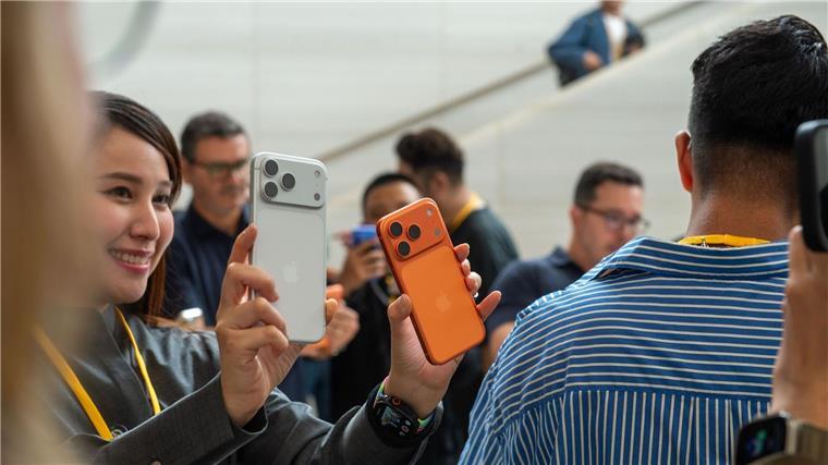 Das iPhone Pro gibt es in diesem Jahr erstmals in der Farbe Orange.
