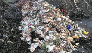 Das ist Bioabfall aus der Wesermarsch, stark verschmutzt mit Plastikmüll.