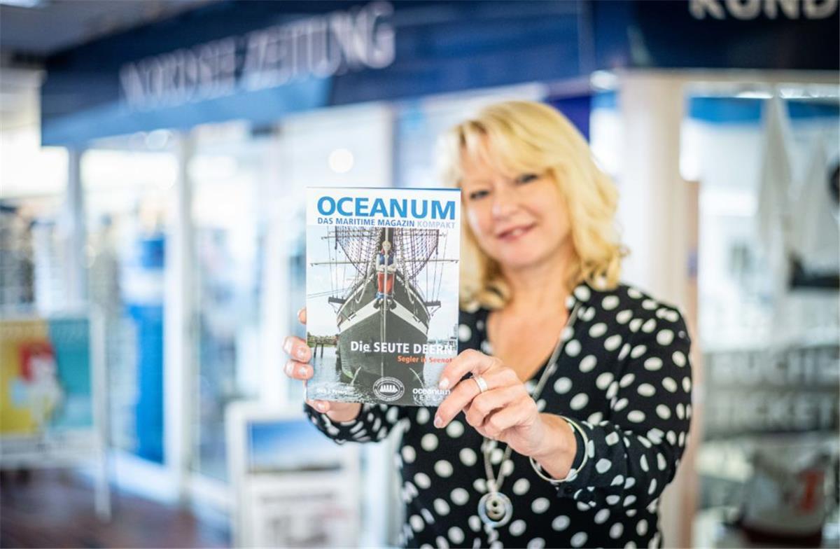 Bremerhaven: Neuestes Buch über die Geschichte der "Seute Deern" Das ist das neue „Seute Deern“-Buch. Petra Link vom Kundencenter der NORDSEE-ZEITUNG (Obere Bürger 48) in Bremerhaven zeigt es.