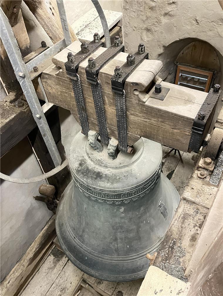 Hoch hinaus für den Artenschutz: Weshalb dieser Mann ständig Kirchtürme besteigt Das ist eine der mächtigen Glocken, die im Turm der St.-Petri-Kirche läuten.