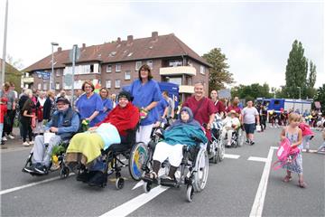 Das ist Inklusion: Auch mit dem Rollstuhl ist eine Teilnahme am Stadtfest-Umzug möglich. 