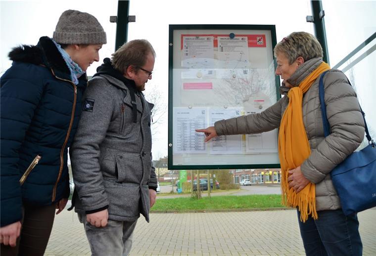 Linie 525: Busfahrgäste sind verärgert über neuen Fahrplan Das ist nicht das, was sich die Fahrgäste wünschen. Kerstin und Patrick von Twistern (von links) und Barbara Niess zeigen sich enttäuscht angesichts der bevorstehenden Fahrplanänderungen der Linie 525.