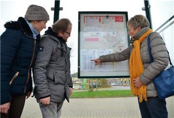 Das ist nicht das, was sich die Fahrgäste wünschen. Kerstin und Patrick von Twistern (von links) und Barbara Niess zeigen sich enttäuscht angesichts der bevorstehenden Fahrplanänderungen der Linie 525.
