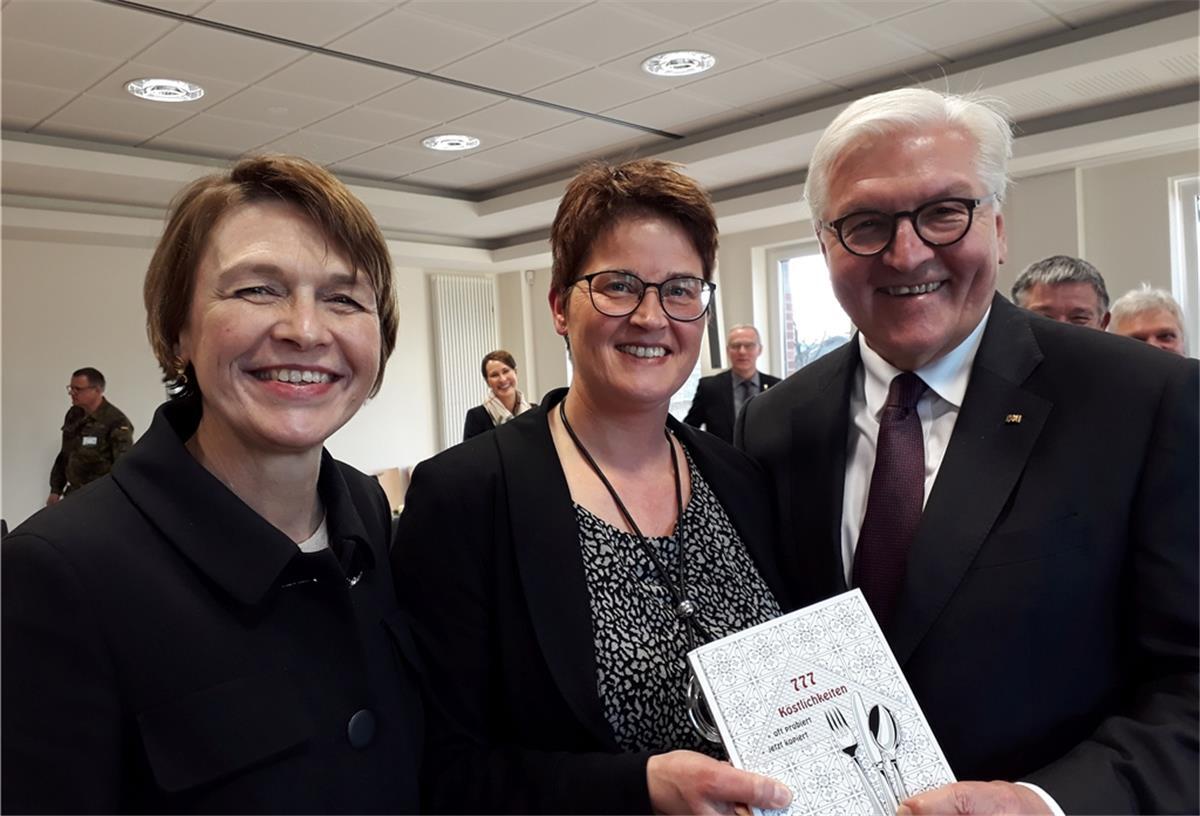 Selsingen: Landfrauen-Vorsitzende nimmt bald ihren Hut "Das ist nicht zu toppen": Landfrauenvorsitzende Susanne Heins (Mitte) überreicht dem Bundespräsidenten Frank-Walter Steinmeier und dessen Ehefrau Elke Büdenbender bei deren Besuch im Selsinger Rathaus ein Landfrauen-Kochbuch mit 777 Rezepten.