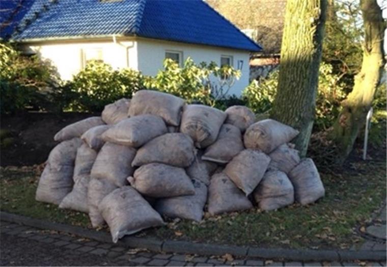 Ein Problem für Gartenbesitzer: Wohin mit dem Laub? Das ist nur ein Teil der Laubausbeute, die die Anwohner an der Schiffdorfer Pleschenstraße im vergangenen Herbst zusammengekehrt haben.