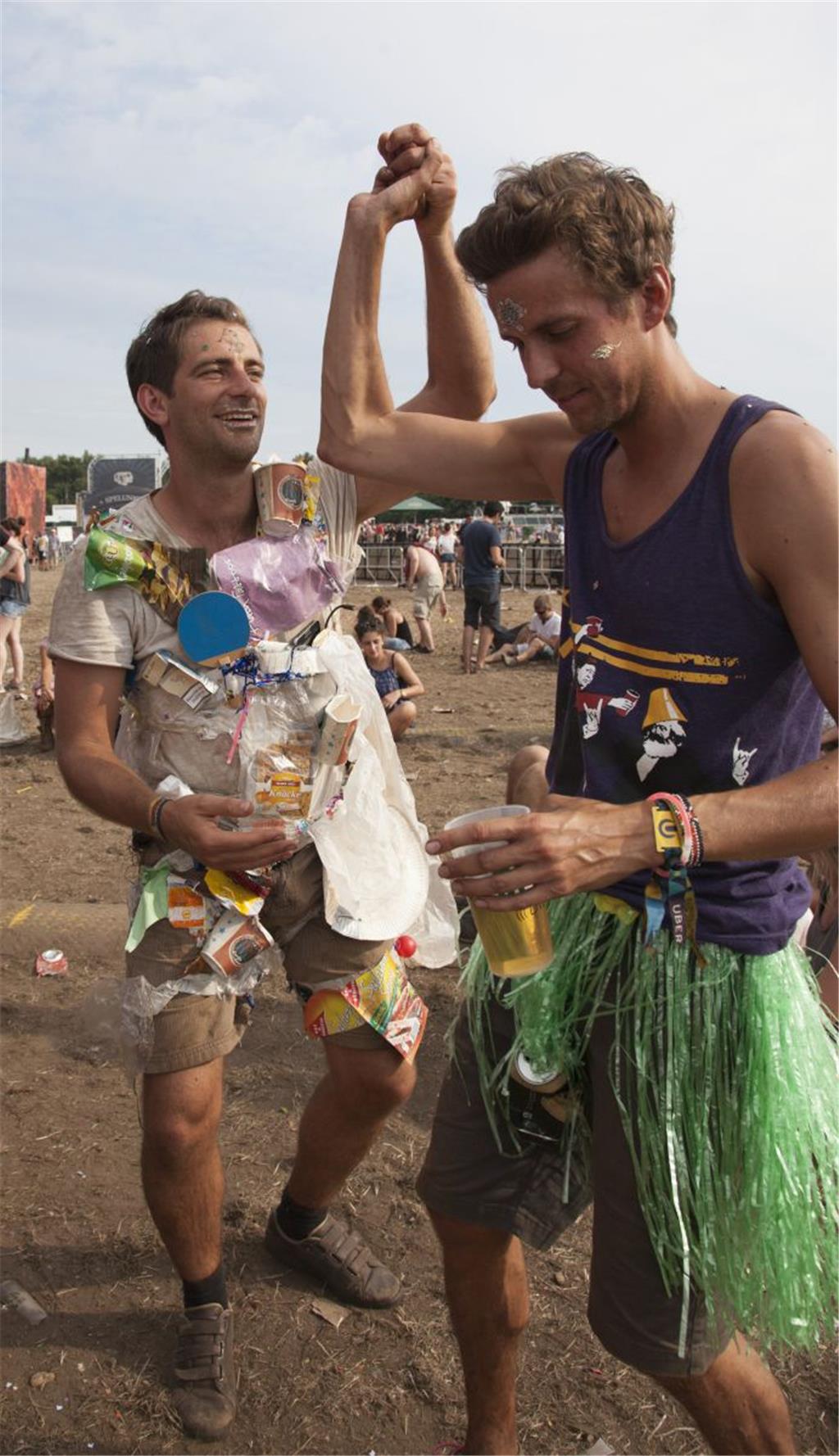 Das ist Recycling par excellence: Ein Kleid aus Müll.