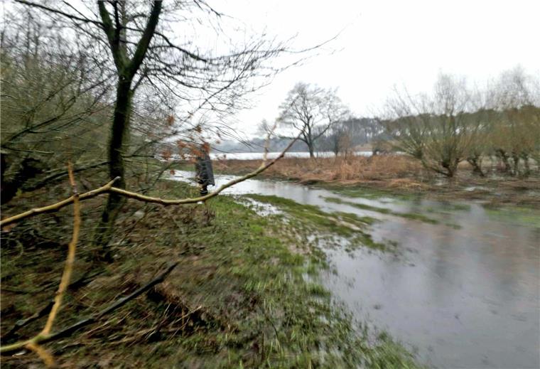 Nordpfade im Kreis Rotenburg: Wanderfreuden auch bei Regen Das ist selbst für eiserne Wanderfreunde zu viel des Guten: überschwemmter Wegeabschnitt auf dem Nordpfad "Ostetal".