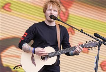 Ed Sheeran tritt während des BBC Radio 1's Big Weekend im War Memorial Park in Coventry auf der Hauptbühne auf.