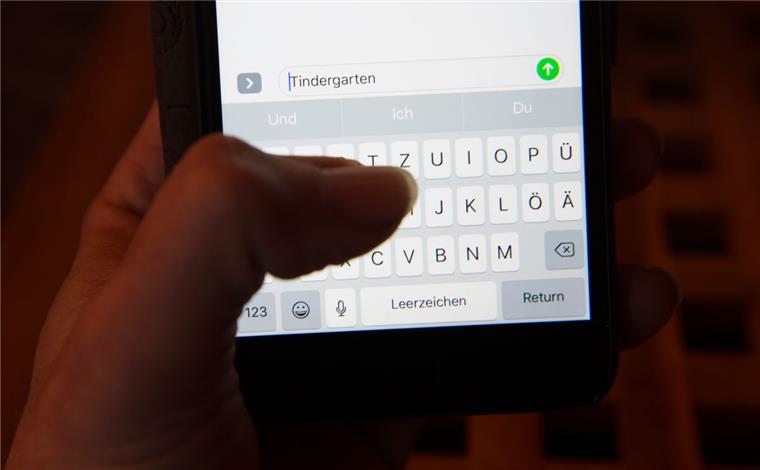 Stimmt ab! Was ist Euer Jugendwort des Jahres? Das Jugendwort des Jahres wird gewählt: Neben "Isso" und "Vollpfostenantenne" steht "Tindergarten" auf der Liste.