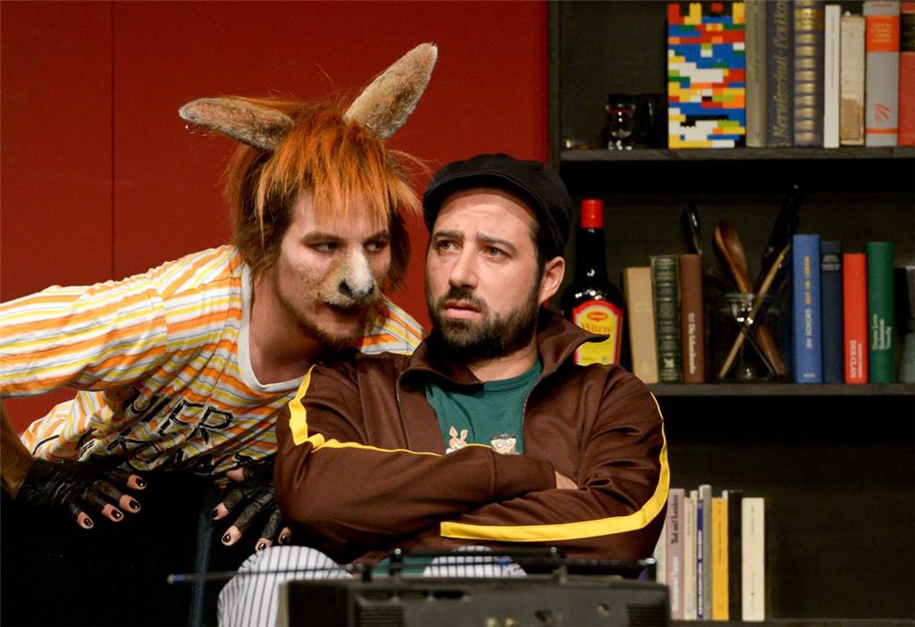 Das Känguru mit der größten Fangemeinde dürfte allerdings der erdachte Mitbewohner von Marc-Uwe Kling sein. Drei Bücher voller absurder und systemkritischer Geschichten mit dem kommunistischen Beuteltier veröffentlichte der Autor und Sänger bisher. Das Tier mit dem Hang zu Schnapspralinen und absurden Aktionen genießt Kultstatus. Bei Facebook brachten es Kling und sein namenloses Känguru auf mehr als 173 000 Fans. Am Schauspiel Hannover gibt es die Abenteuer des Duos inzwischen als Bühnenfassung zu sehen.