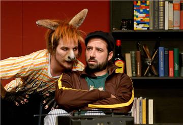 Das Känguru mit der größten Fangemeinde dürfte allerdings der erdachte Mitbewohner von Marc-Uwe Kling sein. Drei Bücher voller absurder und systemkritischer Geschichten mit dem kommunistischen Beuteltier veröffentlichte der Autor und Sänger bisher. Das Tier mit dem Hang zu Schnapspralinen und absurden Aktionen genießt Kultstatus. Bei Facebook brachten es Kling und sein namenloses Känguru auf mehr als 173 000 Fans. Am Schauspiel Hannover gibt es die Abenteuer des Duos inzwischen als Bühnenfassung zu sehen.