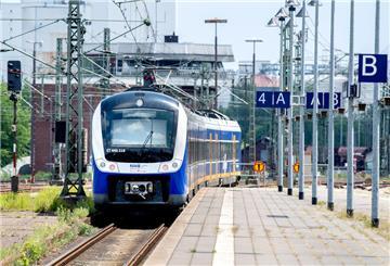 Eine Regio-S-Bahn der NordWestBahn verlässt den Hauptbahnhof in Fahrtrichtung Bremen