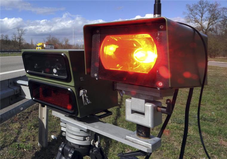Achtung, Autofahrer: Hier blitzt es nächste Woche in Zeven und umzu Das kann teuer werden: Ab kommenden Montag wird im Landkreis wieder fleißig geblitzt.