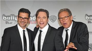 „Das Kanu des Manitu“ kommt ins Kino: Michael „Bully“ Herbig (m) nimmt im Regiestuhl Platz. Das Drehbuch stammt von ihm, Rick Kavanian (l) und Christian Tramitz (r).