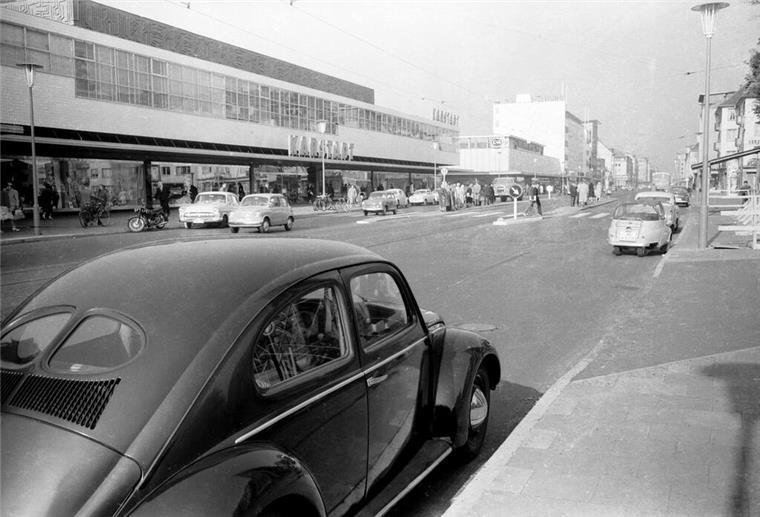Bremerhavener kämpfen für den Erhalt des ursprünglichen Karstadt-Hauses von 1959 Das Karstadt-Gebäude Ende der 50er Jahre und der Blick auf die Bürgermeister-Smidt-Straße (heutige Fußgängerzone). Foto: Historisches Museum