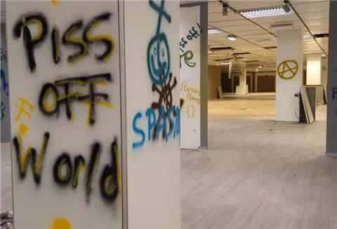 Das Karstadt-Gebäude steht schon einige Zeit leer. Das haben einige "Künstler" ausgenutzt.