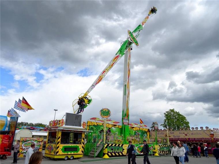Das Karussell "Freak" wird pünktlich zum Frühjahrsmarkt in Bremerhaven aufgebaut.