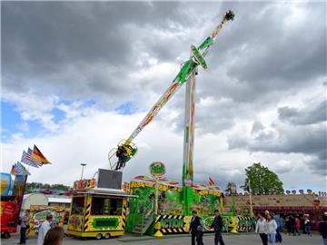 Das Karussell "Freak" wird pünktlich zum Frühjahrsmarkt in Bremerhaven aufgebaut.