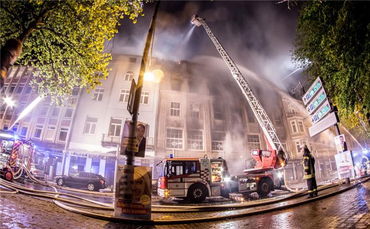 Das Kaufhaus "Harms am Wall" ging am 6. Mai 2015 in Flammen auf. Jetzt muss sich der Inhaber vor Gericht verantworten.