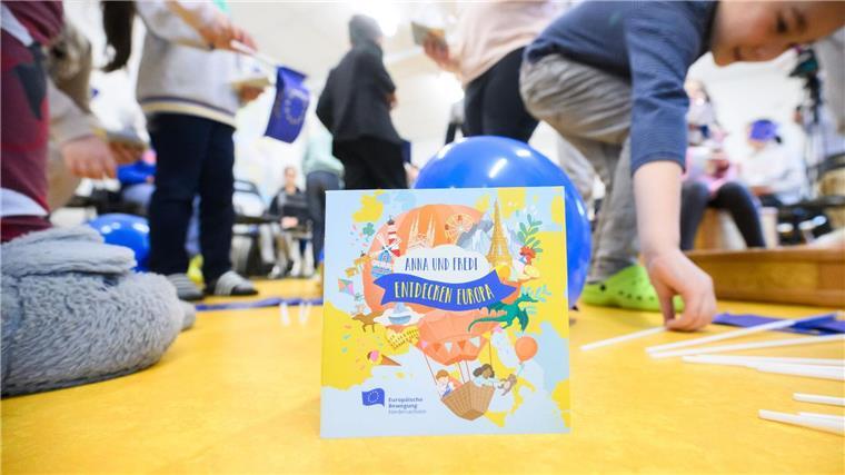 Das Kinderbuch „Anna und Fredi entdecken Europa“ steht in einer Kita.