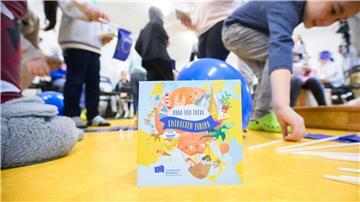 Das Kinderbuch „Anna und Fredi entdecken Europa“ steht in einer Kita.