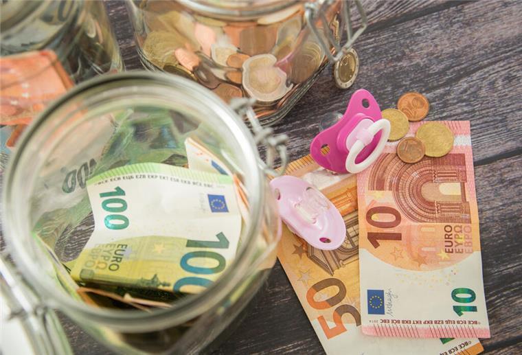 Kindergeld September 2025: Alle Auszahlungstermine im Überblick Geldscheine und Münzen sind in gläsernen Behältern und stehen auf einem Tisch. Daneben liegen Schnuller. Wann landet das Kindergeld auf meinem Konto? Diese Fragen stellen sich jeden Monat viele Familien. Hier gibt es die Termine für die Kindergeld-Auszahlung im August 2025.