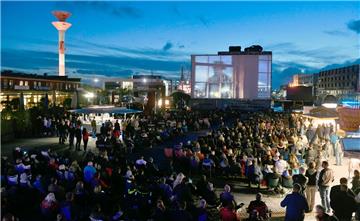 Das Kino im Hafen lockte am Freitag und Sonnabend wieder 3700 Besucher in das Schaufenster Fischereihafen.   Foto Scheer