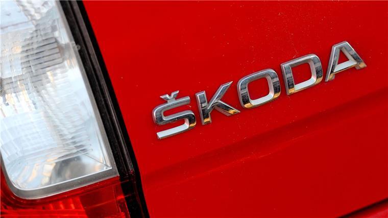 Skoda plant Einsteiger-Elektroauto für rund 25.000 Euro Das klassische Skoda-Logo, noch mit dem Häkchen über dem S, aufgenommen an der Rückseite eines Fahrzeugs.